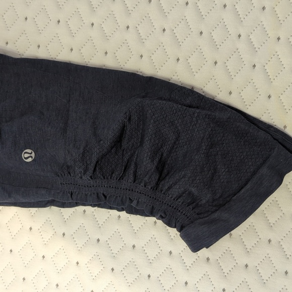 Lulu Lemon capris size 8/10 navy - Picture 2 of 2